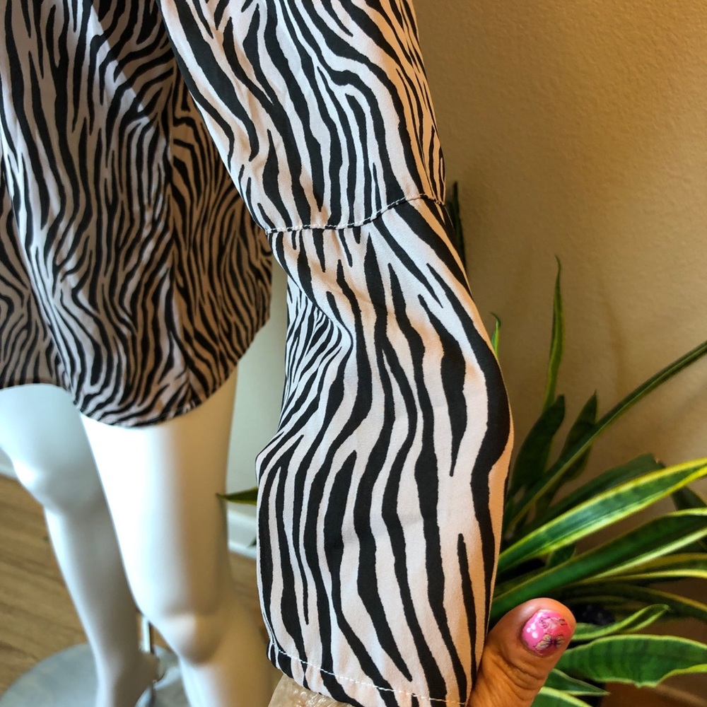 🛍Noir Animal Print Front Tie Blouse - Picture 4 of 7